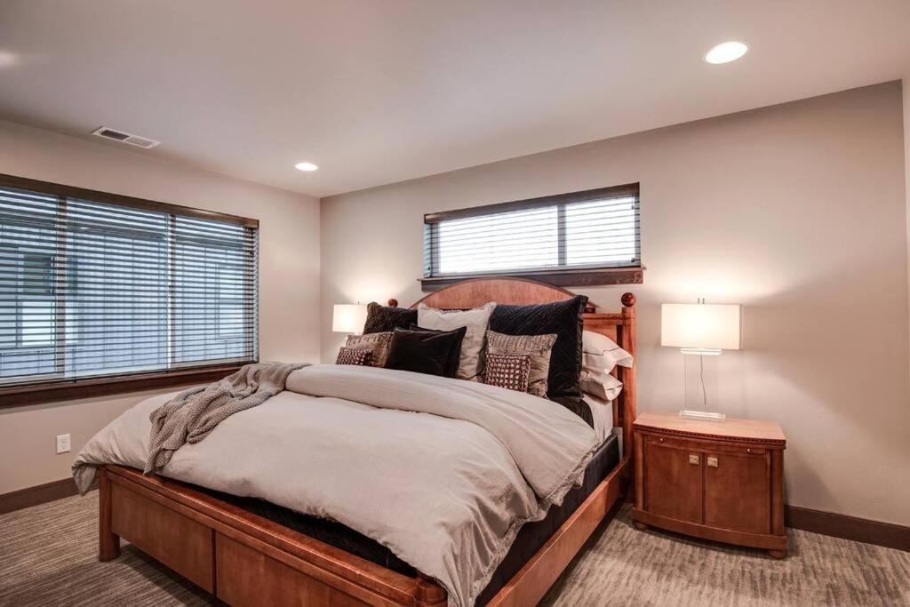 Luxury Townhome On The Park With Bridger Mtn Views Боузман Екстериор снимка