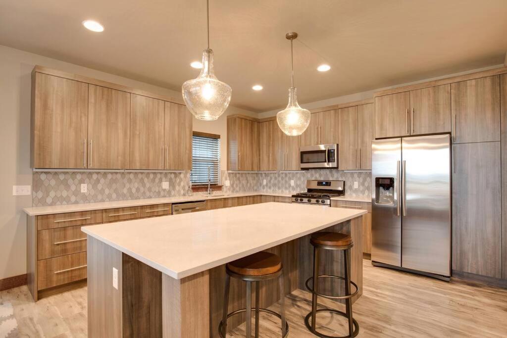 Luxury Townhome On The Park With Bridger Mtn Views Боузман Екстериор снимка
