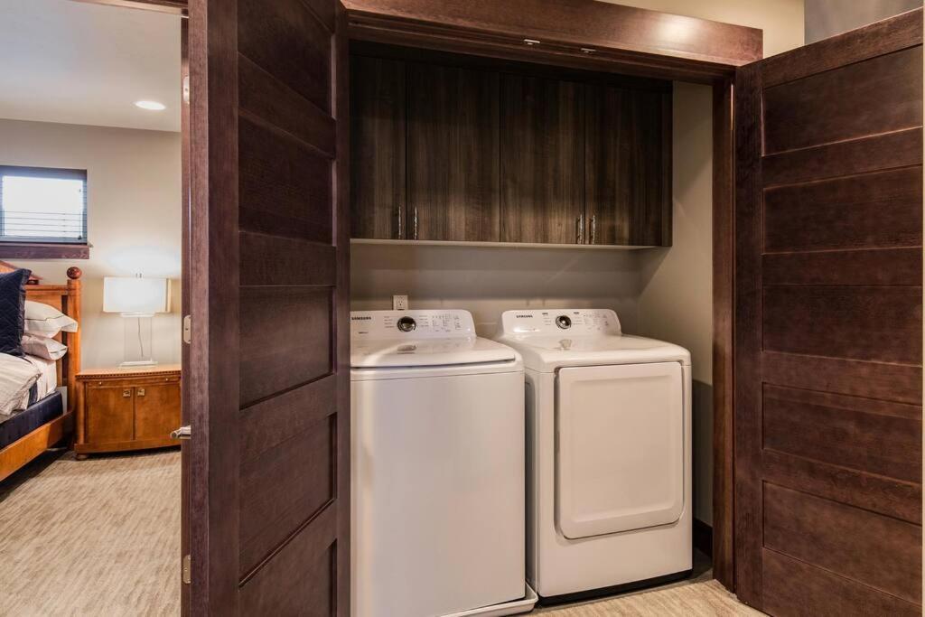 Luxury Townhome On The Park With Bridger Mtn Views Боузман Екстериор снимка